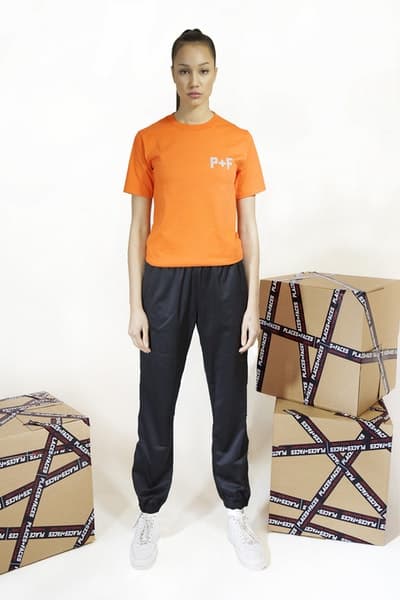 Places+Faces がブランド的要素を強化した最新コレクションを発表 “first collection”と題した最新作で「P+F」がネクストステップへ踏み入れたことを証明 “first collection”と題した新たなカプセルを提げ、「P+F」がブランドとしてのネクストステップに挑む 今やストリートに精通する者でその名を知らない人はいないであろう、ロンドンベースのフォトグラフィーコレクティブ「Places+Faces（プレイシズ プラス フェイシズ）」が、“first collection”と題した最新アパレルコレクションのルックブックを公開した。Ciesay（シーセイ）は『Vogue』において、「僕たちは単なるスクリーンプリントからカットソー製作へと移行したかったんだ。洋服そのものをより成長させるために、デニムジャケットやスウェット、それにマッチするバッグ類にも挑戦したよ」とコメントしている。  Ciesayが言及したプロダクトに加え、カラバリ豊富なトラックスーツ、サイドバッグ、機能的なバックパックなど、最新コレクションには従来のものと若干デザインの異なる「Places+Faces」のロゴを採用。また、Ciesayはこれらのグラフィックピースに説明を加え、「これらのTシャツはポルトガルで生産し、僕が愛してやまないヴィンテージTシャツのように、色を抜くためのウォッシュをかけたんだ。ルックブックも進化したね。なぜなら、僕たちはフォトグラファーだし、写真も映像も撮影できるから。だから、そういう要素がブランドに反映されているんだ」と述べている。  「P+F」の“first collection”は、まもなく彼らの公式サイトにて発売されるとのことなので、気になる方はアップデートをお見逃しなく。  〈Supreme（シュプリーム）〉x 著名写真家 Nan Goldin（ナン・ゴールディン）のアイテム一覧や、独特な色彩感覚とディテールでユース感を表現した〈DIGAWEL（ディガウェル）〉のバックステージレポートなど、『HYPEBEAST』がお届けする最新ファッションニュースもあわせてご確認を。 HYPEBEAST