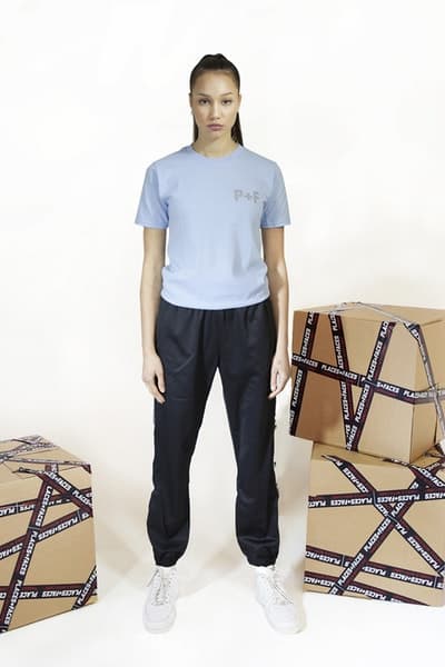 Places+Faces がブランド的要素を強化した最新コレクションを発表 “first collection”と題した最新作で「P+F」がネクストステップへ踏み入れたことを証明 “first collection”と題した新たなカプセルを提げ、「P+F」がブランドとしてのネクストステップに挑む 今やストリートに精通する者でその名を知らない人はいないであろう、ロンドンベースのフォトグラフィーコレクティブ「Places+Faces（プレイシズ プラス フェイシズ）」が、“first collection”と題した最新アパレルコレクションのルックブックを公開した。Ciesay（シーセイ）は『Vogue』において、「僕たちは単なるスクリーンプリントからカットソー製作へと移行したかったんだ。洋服そのものをより成長させるために、デニムジャケットやスウェット、それにマッチするバッグ類にも挑戦したよ」とコメントしている。  Ciesayが言及したプロダクトに加え、カラバリ豊富なトラックスーツ、サイドバッグ、機能的なバックパックなど、最新コレクションには従来のものと若干デザインの異なる「Places+Faces」のロゴを採用。また、Ciesayはこれらのグラフィックピースに説明を加え、「これらのTシャツはポルトガルで生産し、僕が愛してやまないヴィンテージTシャツのように、色を抜くためのウォッシュをかけたんだ。ルックブックも進化したね。なぜなら、僕たちはフォトグラファーだし、写真も映像も撮影できるから。だから、そういう要素がブランドに反映されているんだ」と述べている。  「P+F」の“first collection”は、まもなく彼らの公式サイトにて発売されるとのことなので、気になる方はアップデートをお見逃しなく。  〈Supreme（シュプリーム）〉x 著名写真家 Nan Goldin（ナン・ゴールディン）のアイテム一覧や、独特な色彩感覚とディテールでユース感を表現した〈DIGAWEL（ディガウェル）〉のバックステージレポートなど、『HYPEBEAST』がお届けする最新ファッションニュースもあわせてご確認を。 HYPEBEAST