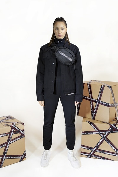 Places+Faces がブランド的要素を強化した最新コレクションを発表 “first collection”と題した最新作で「P+F」がネクストステップへ踏み入れたことを証明 “first collection”と題した新たなカプセルを提げ、「P+F」がブランドとしてのネクストステップに挑む 今やストリートに精通する者でその名を知らない人はいないであろう、ロンドンベースのフォトグラフィーコレクティブ「Places+Faces（プレイシズ プラス フェイシズ）」が、“first collection”と題した最新アパレルコレクションのルックブックを公開した。Ciesay（シーセイ）は『Vogue』において、「僕たちは単なるスクリーンプリントからカットソー製作へと移行したかったんだ。洋服そのものをより成長させるために、デニムジャケットやスウェット、それにマッチするバッグ類にも挑戦したよ」とコメントしている。  Ciesayが言及したプロダクトに加え、カラバリ豊富なトラックスーツ、サイドバッグ、機能的なバックパックなど、最新コレクションには従来のものと若干デザインの異なる「Places+Faces」のロゴを採用。また、Ciesayはこれらのグラフィックピースに説明を加え、「これらのTシャツはポルトガルで生産し、僕が愛してやまないヴィンテージTシャツのように、色を抜くためのウォッシュをかけたんだ。ルックブックも進化したね。なぜなら、僕たちはフォトグラファーだし、写真も映像も撮影できるから。だから、そういう要素がブランドに反映されているんだ」と述べている。  「P+F」の“first collection”は、まもなく彼らの公式サイトにて発売されるとのことなので、気になる方はアップデートをお見逃しなく。  〈Supreme（シュプリーム）〉x 著名写真家 Nan Goldin（ナン・ゴールディン）のアイテム一覧や、独特な色彩感覚とディテールでユース感を表現した〈DIGAWEL（ディガウェル）〉のバックステージレポートなど、『HYPEBEAST』がお届けする最新ファッションニュースもあわせてご確認を。 HYPEBEAST