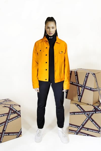 Places+Faces がブランド的要素を強化した最新コレクションを発表 “first collection”と題した最新作で「P+F」がネクストステップへ踏み入れたことを証明 “first collection”と題した新たなカプセルを提げ、「P+F」がブランドとしてのネクストステップに挑む 今やストリートに精通する者でその名を知らない人はいないであろう、ロンドンベースのフォトグラフィーコレクティブ「Places+Faces（プレイシズ プラス フェイシズ）」が、“first collection”と題した最新アパレルコレクションのルックブックを公開した。Ciesay（シーセイ）は『Vogue』において、「僕たちは単なるスクリーンプリントからカットソー製作へと移行したかったんだ。洋服そのものをより成長させるために、デニムジャケットやスウェット、それにマッチするバッグ類にも挑戦したよ」とコメントしている。  Ciesayが言及したプロダクトに加え、カラバリ豊富なトラックスーツ、サイドバッグ、機能的なバックパックなど、最新コレクションには従来のものと若干デザインの異なる「Places+Faces」のロゴを採用。また、Ciesayはこれらのグラフィックピースに説明を加え、「これらのTシャツはポルトガルで生産し、僕が愛してやまないヴィンテージTシャツのように、色を抜くためのウォッシュをかけたんだ。ルックブックも進化したね。なぜなら、僕たちはフォトグラファーだし、写真も映像も撮影できるから。だから、そういう要素がブランドに反映されているんだ」と述べている。  「P+F」の“first collection”は、まもなく彼らの公式サイトにて発売されるとのことなので、気になる方はアップデートをお見逃しなく。  〈Supreme（シュプリーム）〉x 著名写真家 Nan Goldin（ナン・ゴールディン）のアイテム一覧や、独特な色彩感覚とディテールでユース感を表現した〈DIGAWEL（ディガウェル）〉のバックステージレポートなど、『HYPEBEAST』がお届けする最新ファッションニュースもあわせてご確認を。 HYPEBEAST