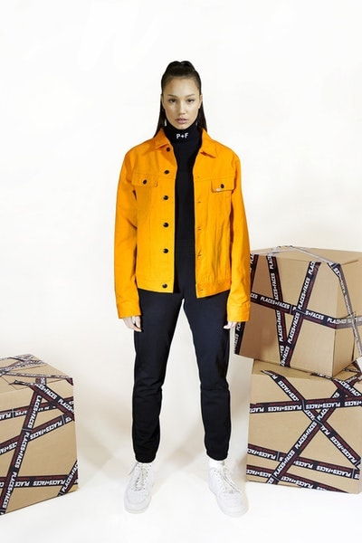 Places+Faces がブランド的要素を強化した最新コレクションを発表 “first collection”と題した最新作で「P+F」がネクストステップへ踏み入れたことを証明 “first collection”と題した新たなカプセルを提げ、「P+F」がブランドとしてのネクストステップに挑む 今やストリートに精通する者でその名を知らない人はいないであろう、ロンドンベースのフォトグラフィーコレクティブ「Places+Faces（プレイシズ プラス フェイシズ）」が、“first collection”と題した最新アパレルコレクションのルックブックを公開した。Ciesay（シーセイ）は『Vogue』において、「僕たちは単なるスクリーンプリントからカットソー製作へと移行したかったんだ。洋服そのものをより成長させるために、デニムジャケットやスウェット、それにマッチするバッグ類にも挑戦したよ」とコメントしている。  Ciesayが言及したプロダクトに加え、カラバリ豊富なトラックスーツ、サイドバッグ、機能的なバックパックなど、最新コレクションには従来のものと若干デザインの異なる「Places+Faces」のロゴを採用。また、Ciesayはこれらのグラフィックピースに説明を加え、「これらのTシャツはポルトガルで生産し、僕が愛してやまないヴィンテージTシャツのように、色を抜くためのウォッシュをかけたんだ。ルックブックも進化したね。なぜなら、僕たちはフォトグラファーだし、写真も映像も撮影できるから。だから、そういう要素がブランドに反映されているんだ」と述べている。  「P+F」の“first collection”は、まもなく彼らの公式サイトにて発売されるとのことなので、気になる方はアップデートをお見逃しなく。  〈Supreme（シュプリーム）〉x 著名写真家 Nan Goldin（ナン・ゴールディン）のアイテム一覧や、独特な色彩感覚とディテールでユース感を表現した〈DIGAWEL（ディガウェル）〉のバックステージレポートなど、『HYPEBEAST』がお届けする最新ファッションニュースもあわせてご確認を。 HYPEBEAST