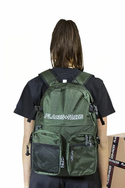 Places+Faces がブランド的要素を強化した最新コレクションを発表 “first collection”と題した最新作で「P+F」がネクストステップへ踏み入れたことを証明 “first collection”と題した新たなカプセルを提げ、「P+F」がブランドとしてのネクストステップに挑む 今やストリートに精通する者でその名を知らない人はいないであろう、ロンドンベースのフォトグラフィーコレクティブ「Places+Faces（プレイシズ プラス フェイシズ）」が、“first collection”と題した最新アパレルコレクションのルックブックを公開した。Ciesay（シーセイ）は『Vogue』において、「僕たちは単なるスクリーンプリントからカットソー製作へと移行したかったんだ。洋服そのものをより成長させるために、デニムジャケットやスウェット、それにマッチするバッグ類にも挑戦したよ」とコメントしている。  Ciesayが言及したプロダクトに加え、カラバリ豊富なトラックスーツ、サイドバッグ、機能的なバックパックなど、最新コレクションには従来のものと若干デザインの異なる「Places+Faces」のロゴを採用。また、Ciesayはこれらのグラフィックピースに説明を加え、「これらのTシャツはポルトガルで生産し、僕が愛してやまないヴィンテージTシャツのように、色を抜くためのウォッシュをかけたんだ。ルックブックも進化したね。なぜなら、僕たちはフォトグラファーだし、写真も映像も撮影できるから。だから、そういう要素がブランドに反映されているんだ」と述べている。  「P+F」の“first collection”は、まもなく彼らの公式サイトにて発売されるとのことなので、気になる方はアップデートをお見逃しなく。  〈Supreme（シュプリーム）〉x 著名写真家 Nan Goldin（ナン・ゴールディン）のアイテム一覧や、独特な色彩感覚とディテールでユース感を表現した〈DIGAWEL（ディガウェル）〉のバックステージレポートなど、『HYPEBEAST』がお届けする最新ファッションニュースもあわせてご確認を。 HYPEBEAST