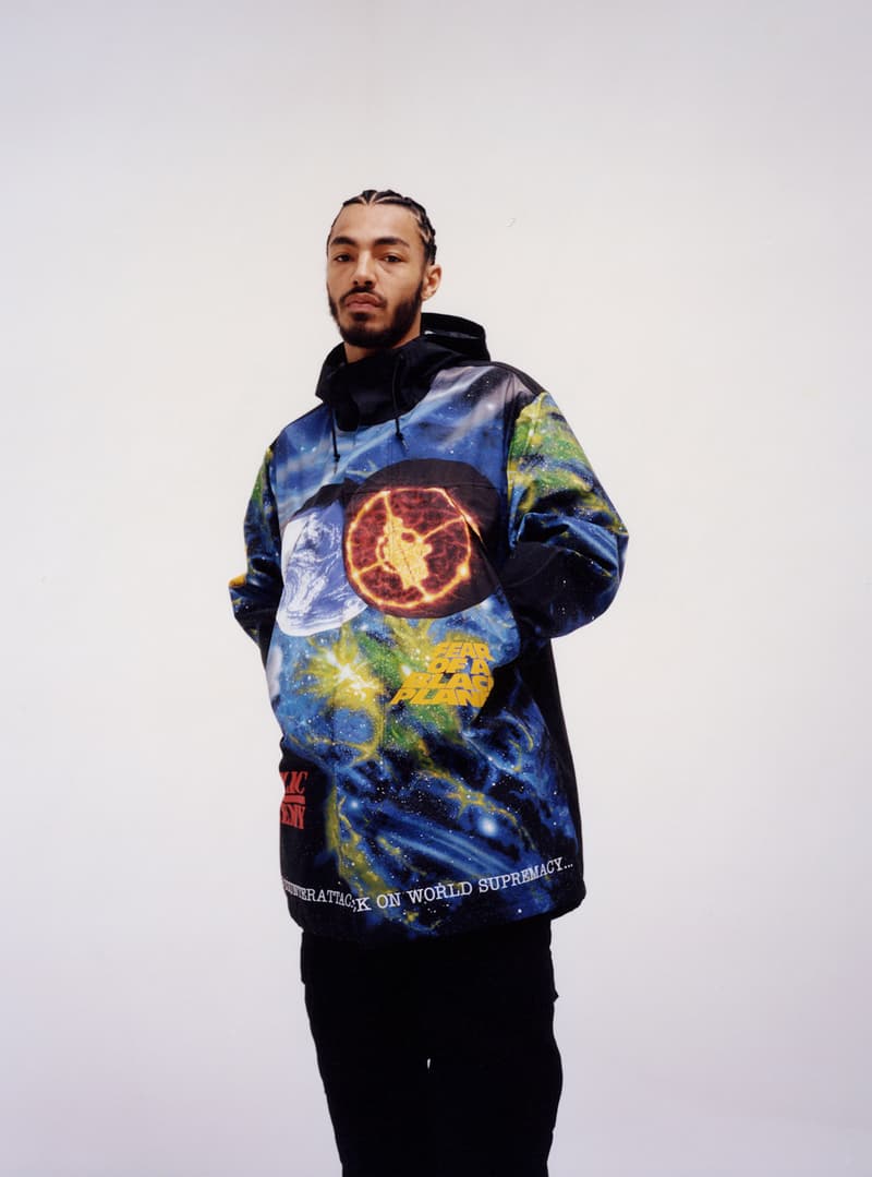 Supreme x UNDERCOVER x Public Enemy のルックブック&アイテム一覧が解禁 英国シューズメーカー〈Dr.Martens〉を迎えたコラボシューズを含む豪華ラインアップの国内リリース情報も解禁 Nike ナイキ NBA Supreme シュプリーム UNDERCOVER アンダーカバー ヒップホップユニット Public Enemy パブリック エナミー 3rdアルバム Fear of a Black Planet グラフィック ダウンジャケット ベスト モッズコート スウェットセットアップ 開襟シャツ カーゴパンツ ロングスリーブTシャツ Dr.Martens ドクターマーチン コラボ3ホールブーツ ネックレス ラグ HYPEBEAST ハイプビースト