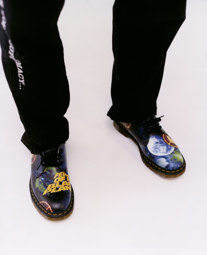 Supreme x UNDERCOVER x Public Enemy のルックブック&アイテム一覧が解禁 英国シューズメーカー〈Dr.Martens〉を迎えたコラボシューズを含む豪華ラインアップの国内リリース情報も解禁 Nike ナイキ NBA Supreme シュプリーム UNDERCOVER アンダーカバー ヒップホップユニット Public Enemy パブリック エナミー 3rdアルバム Fear of a Black Planet グラフィック ダウンジャケット ベスト モッズコート スウェットセットアップ 開襟シャツ カーゴパンツ ロングスリーブTシャツ Dr.Martens ドクターマーチン コラボ3ホールブーツ ネックレス ラグ HYPEBEAST ハイプビースト