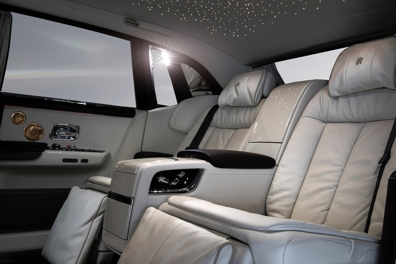 Rolls-Royce の顧客限定特注プログラムにスペシャルな4台の新型 Phantom が登場 同社初の試みとなる新たなアルミニウム製“アーキテクチャ・オブ・ラグジュアリー”も初披露 Rolls-Royce ロールス・ロイス 高級自動車 Amazon アマゾン Jeff Bezos ジェフ・ベゾス Forbs フォーブス 世界長者番付 大富豪 ジュネーブ・モーターショー2018 顧客限定特注プログラム Bespoke ビスポーク Phantom ファントム 2シーター ロードスターモデル ドーンエアロカウリング ボディ ガンメタリックグレー サテンシルバー ロールス・ロイス ツアラー ショートホイール SUV Cullinan カリナン アーキテクチャ・オブ・ラグジュアリー HYPEBEAST ハイプビースト