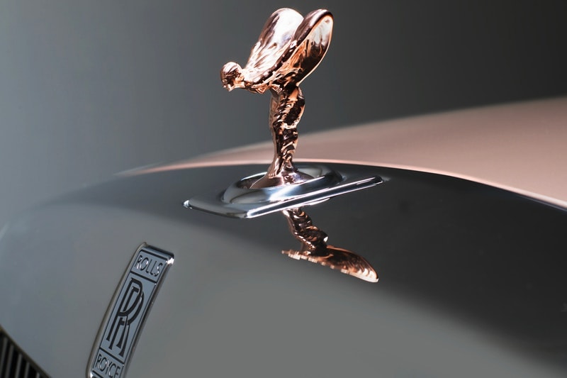 Rolls-Royce の顧客限定特注プログラムにスペシャルな4台の新型 Phantom が登場 同社初の試みとなる新たなアルミニウム製“アーキテクチャ・オブ・ラグジュアリー”も初披露 Rolls-Royce ロールス・ロイス 高級自動車 Amazon アマゾン Jeff Bezos ジェフ・ベゾス Forbs フォーブス 世界長者番付 大富豪 ジュネーブ・モーターショー2018 顧客限定特注プログラム Bespoke ビスポーク Phantom ファントム 2シーター ロードスターモデル ドーンエアロカウリング ボディ ガンメタリックグレー サテンシルバー ロールス・ロイス ツアラー ショートホイール SUV Cullinan カリナン アーキテクチャ・オブ・ラグジュアリー HYPEBEAST ハイプビースト