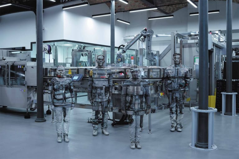 中国人現代アーティスト リウ・ボーリンが “見えない手” の新作を披露