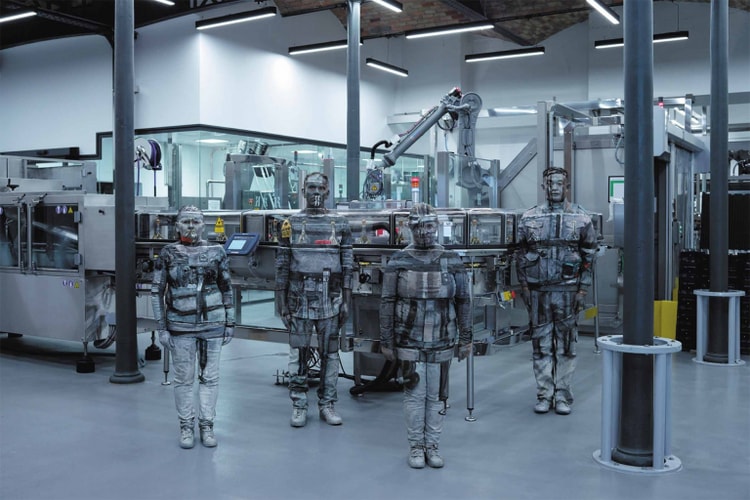 中国人現代アーティスト リウ・ボーリンが “見えない手” の新作を披露