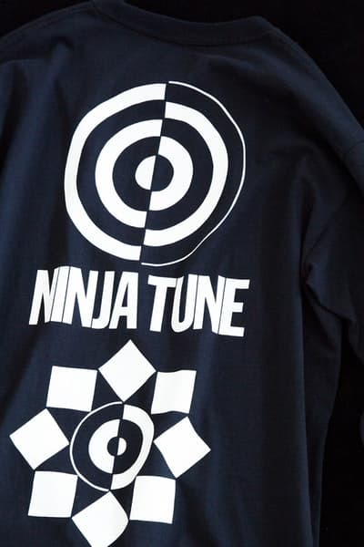 Sasquatchfabrix. x Ninja Tune x BEAMS のトリプルネームによる高機能ウェアコレクションが登場 忍者も驚く都会的なデザインと機能性を兼備した日英のスペシャルコラボが実現 Kyle Ng カイル・ウン BRAIN DEAD ブレイン デッド Sasquatchfabrix. サスクワァッチファブリックス BEAMS ビームス インディペンデントレコードレーベル Ninja Tune ニンジャ・チューン トリプルネーム 暗殺 偵察部隊 忍者 ベスト リラックスパンツ サハラキャップ レコード盤 Tシャツ 都会的 BEAMS 原宿店 STÜSSY HYPEBEAST ハイプビースト