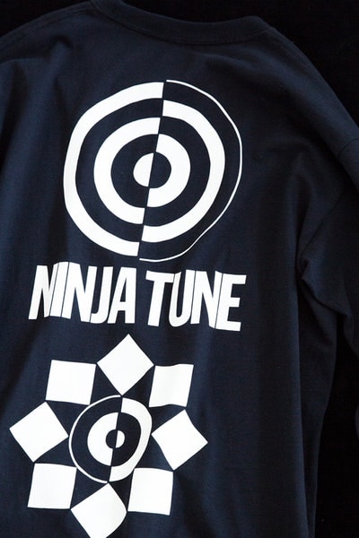 Sasquatchfabrix. x Ninja Tune x BEAMS のトリプルネームによる高機能ウェアコレクションが登場 忍者も驚く都会的なデザインと機能性を兼備した日英のスペシャルコラボが実現 Kyle Ng カイル・ウン BRAIN DEAD ブレイン デッド Sasquatchfabrix. サスクワァッチファブリックス BEAMS ビームス インディペンデントレコードレーベル Ninja Tune ニンジャ・チューン トリプルネーム 暗殺 偵察部隊 忍者 ベスト リラックスパンツ サハラキャップ レコード盤 Tシャツ 都会的 BEAMS 原宿店 STÜSSY HYPEBEAST ハイプビースト