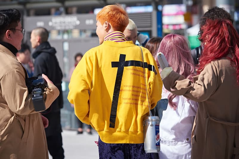 Streetsnaps：Seoul Fashion Week Fall/Winter 2018  ストリートスナップ：2018年秋冬ソウルファッションウィーク 巧みな色使いやグラフィカルなプロダクトの取り入れ方から感じ取る韓国独自のファッションカルチャー