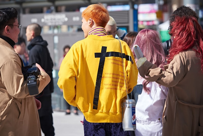 Streetsnaps:Seoul Fashion Week Fall/Winter 2018 ストリートスナップ:2018年秋冬ソウルファッションウィーク 巧みな色使いやグラフィカルなプロダクトの取り入れ方から感じ取る韓国独自のファッションカルチャー