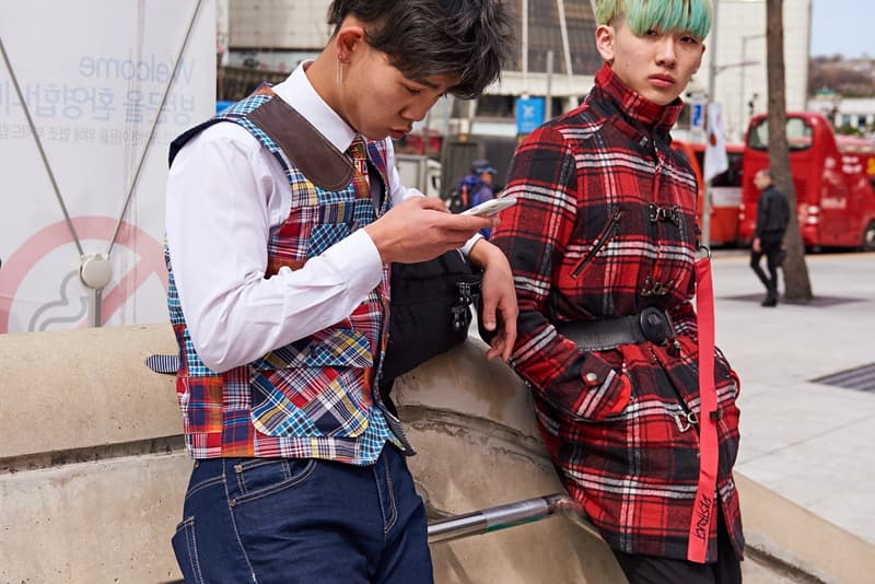 Streetsnaps：Seoul Fashion Week Fall/Winter 2018  ストリートスナップ：2018年秋冬ソウルファッションウィーク 巧みな色使いやグラフィカルなプロダクトの取り入れ方から感じ取る韓国独自のファッションカルチャー