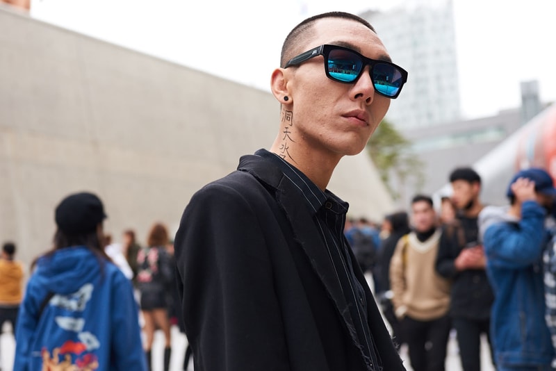 Streetsnaps:Seoul Fashion Week Fall/Winter 2018 ストリートスナップ:2018年秋冬ソウルファッションウィーク 巧みな色使いやグラフィカルなプロダクトの取り入れ方から感じ取る韓国独自のファッションカルチャー
