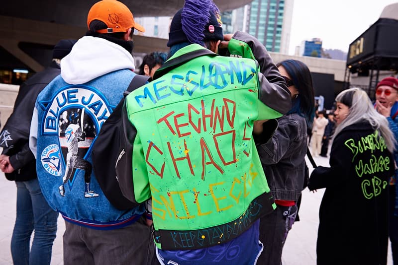 Streetsnaps：Seoul Fashion Week Fall/Winter 2018  ストリートスナップ：2018年秋冬ソウルファッションウィーク 巧みな色使いやグラフィカルなプロダクトの取り入れ方から感じ取る韓国独自のファッションカルチャー