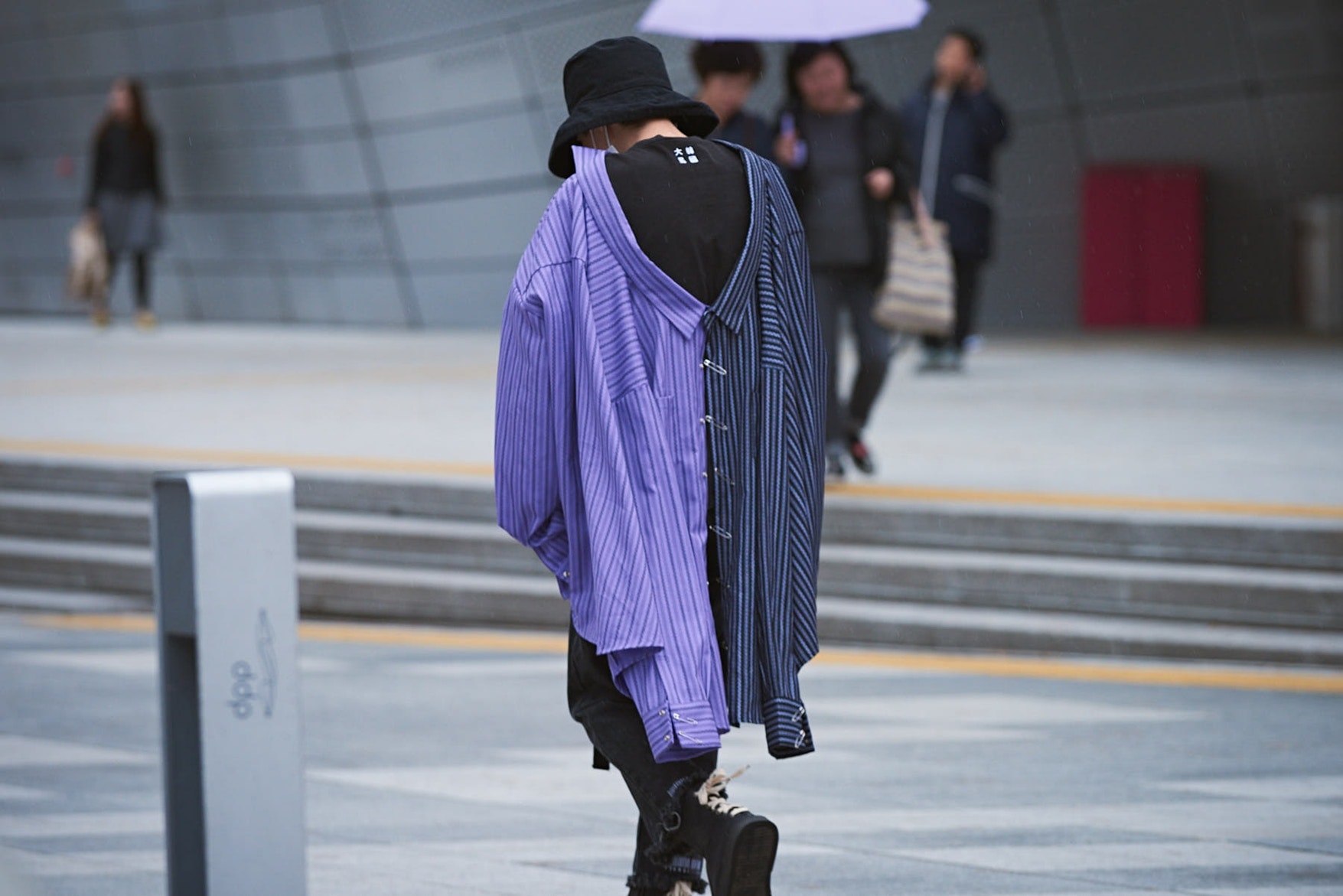 Streetsnaps：Seoul Fashion Week Fall/Winter 2018  ストリートスナップ：2018年秋冬ソウルファッションウィーク 巧みな色使いやグラフィカルなプロダクトの取り入れ方から感じ取る韓国独自のファッションカルチャー