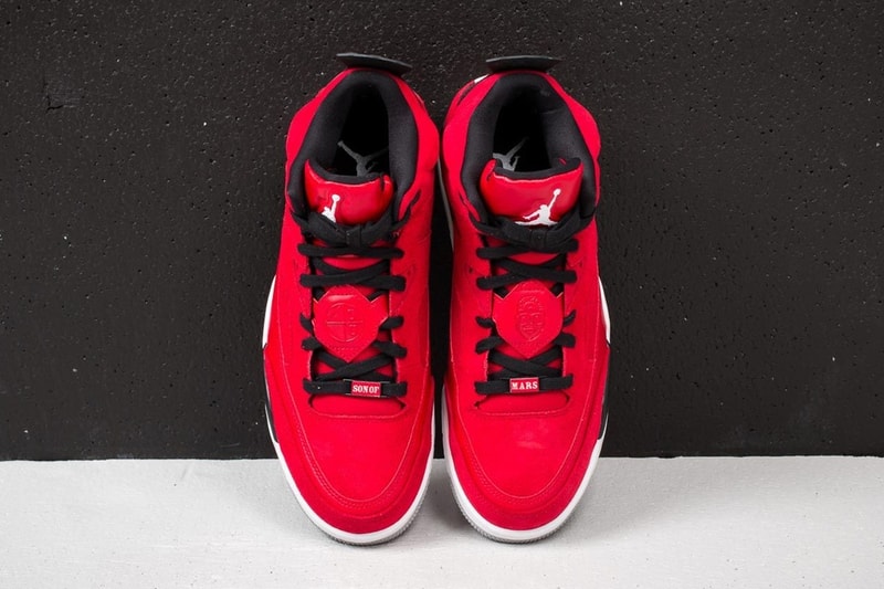 スパイク・リーの Air Jordan Son of Mars Low “Toro” がゲリラリリース 予告もなく突如市場に姿を現した一足はアッパーに高級感漂う真紅のヌバックレザーを纏う 先週水曜日に61歳の誕生日を迎えた映画監督兼ニューヨーク・ニックスの熱狂的ファン、Spike Lee（スパイク・リー）と〈Jordan Brand（ジョーダン ブランド）〉のコラボレートモデル Son Of Marsは、Air Jordanのアイコニックなモデルをリミックスし、スニーカーマニアたちがこぞって購入を試みる一足だ。その最新作“Toro”が、突如市場に登場。Air Jordan 4に敬意を表した本作は、アッパーを高級感漂う真紅のヌバックレザーで覆い、ミッドソールにブラックのマッドガードを配置。また、“Son of Mars”のデュブレ（シューレースチャーム）とレースロックが、特別なモデルであることを象徴している。  Son of Mars Low “Toro”は現在、『Footshop』にて180ドル（約19,000円）で販売中なので、気になる方はお早めに。  ちなみに、〈Jordan Brand〉を傘下に置く〈Nike（ナイキ）〉が世界で最も価値のあるファッションブランドランキングで何位に位置しているかはご存知？ HYPEBEAST ハイプビースト