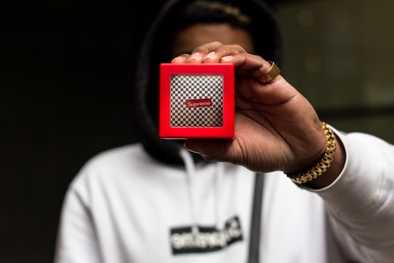 Supreme よりボックスロゴが宙に浮かぶ貯金箱が登場 注目アイテムが目白押しの#WEEK6にめがけ、子供の頃の思い出が蘇るレトロなトリックアート作品をリリース アングラカルチャー ドラァグクイーン LGBT 女性写真家 Nan Goldin ナン・ゴールディン Mark Gonzales マーク・ゴンザレス Supreme シュプリーム チェッカーボード ボックスロゴ トリックアート ロンドン 20ポンド 約2,980円 HYPEBEAST ハイプビースト