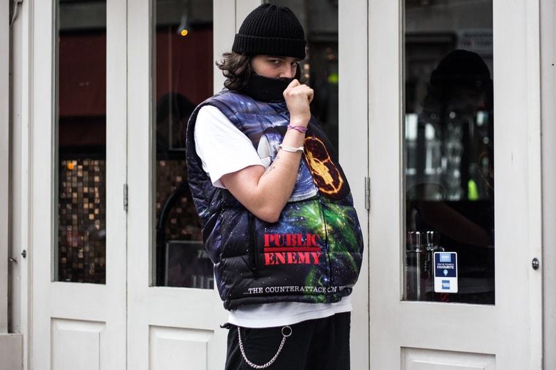 ロンドンにおける Supreme x UNDERCOVER x Public Enemy 最新コラボローンチ日の様子をフォトレポート お国柄が垣間見えるロンドンヘッズたちの指名買いアイテムをチェック UNDERCOVER アンダーカバー ロングアイランド 社会派ヒップホップユニット Public Enemy パブリック・エナミー Supreme シュプリーム 3rdアルバム Fear of a Black Planet ダウンジャケット 開襟シャツ Dr. Martens ドクターマーチン 3ホールシューズ Nike ナイキ adidas アディダス トラックジャケット スウェットパーカ シーズナブル ステッカー ポスター HYPEBEAST ハイプビースト