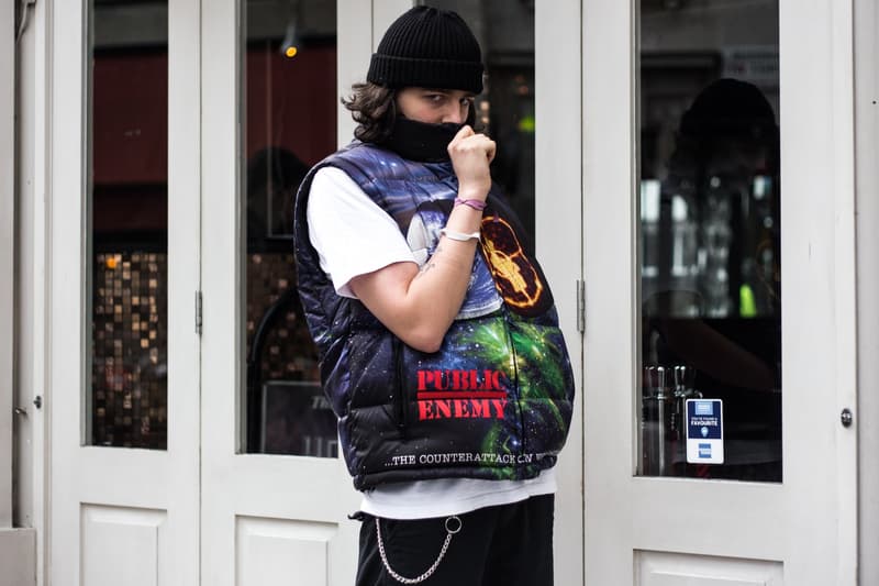 ロンドンにおける Supreme x UNDERCOVER x Public Enemy 最新コラボローンチ日の様子をフォトレポート お国柄が垣間見えるロンドンヘッズたちの指名買いアイテムをチェック UNDERCOVER アンダーカバー ロングアイランド 社会派ヒップホップユニット Public Enemy パブリック・エナミー Supreme シュプリーム 3rdアルバム Fear of a Black Planet ダウンジャケット 開襟シャツ Dr. Martens ドクターマーチン 3ホールシューズ Nike ナイキ adidas アディダス トラックジャケット スウェットパーカ シーズナブル ステッカー ポスター HYPEBEAST ハイプビースト