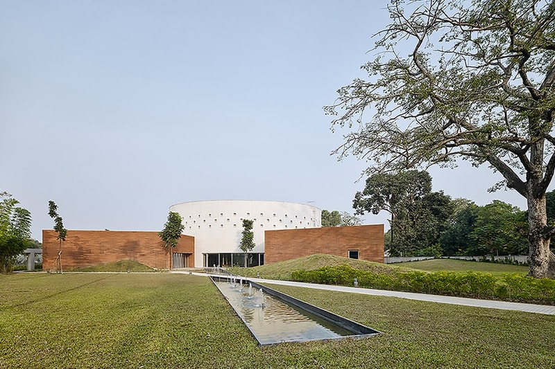 インド古来の歴史と伝統を受け継ぐ複合型施設 The Bihar Museum をチェック 自然と調和した落ち着きのある同施設は日本とインドの一流建築会社が共同デザイン 建築会社 MAKI AND ASSOCIATES マキ アンド アソシエイツ インド・ムンバイ Opolis オポリス The Bihar Museum ビハール美術館 古代インド パトナ COR-TEN®️ 平屋 複合型施設 チル ポルトガル ポルト ミニマリスト PRUDÊNCIO studio HYPEBEAST ハイプビースト