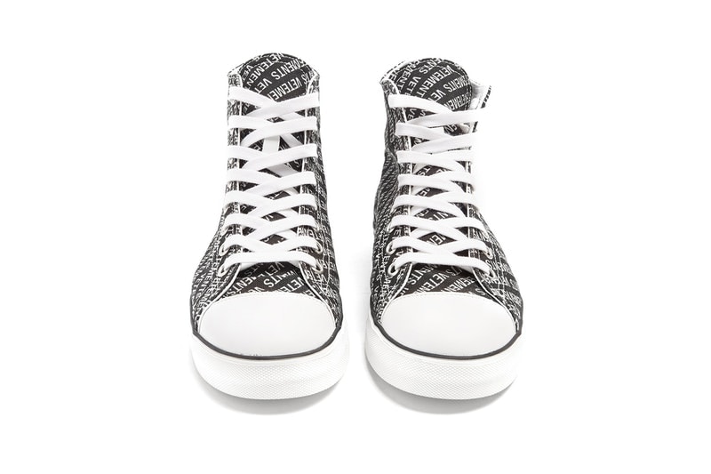Vetements より Converse の不朽の名作に酷似した新作フットウェアがリリース 360度ぐるっと見渡してもChuck Taylorにしか見えない1足が登場 大手運送会社 DHL Demna Gvasalia デムナ・ヴァザリア 2018年春夏 カプセルコレクション Vetements ヴェトモン Converse コンバース Chuck Taylor チャックテイラー ブランディング MATCHESFASHION.COM Virgil Abloh ヴァージル・アブロー Nike ナイキ Balenciaga バレンシアガ HYPEBEAST ハイプビースト