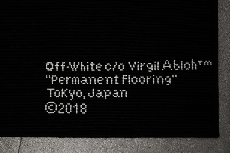 ヴァージル・アブロー初の個展 “PAY PER VIEW” に潜入 メディアや広告に踊らされ、消費によって形作られる現代社会へ向けた異才からのメッセージを体感せよ 良くも悪くもメディアや広告に踊らされ、消費によって形作られる現代社会へ向けた異才からのメッセージ 3月16日（金）より、『Kaikai Kiki Gallery』ではVirgil Abloh（ヴァージル・アブロー）の個展“PAY PER VIEW”が開催されている。「俺たちは全員、消費という行為によって形作られている」、そんなキャッチコピーを掲げる本展では、メディアが人類による世界の見方にいかに重大な影響を与えているのかを示すものだ。  ひとつめの部屋の中央には、モーターレース「NASCAR（ナスカー）」の公式スポンサーである石油会社「SUNOCO（スノコ）」の脚の折れたガソリンスタンド看板が鎮座。また、そのアートピースを背にした正面には、「“ADVERTISE HERE”」の文字が書かれたキャンバスが設置されているが、その下に添えられている電話番号「+1-855-633-9483」はVirgil本人のTwitterにも記載があり、実際にここに電話をかけると〈Off-White™️（オフホワイト）〉のデザイナーが2016年春のコレクション“Blue Collar”の説明をしてくれるのだ。また、ローラーなどは一切使用せず、黒い油絵具と画筆で塗り潰された3,000cm x 1,000cmのキャンバスは、戦前に抽象絵画を手掛けた最初の人物、Kasimir Malevich（カジミール・マレーヴィチ）の作品「黒の正方形」にインスパイアされている。美術史に大きな足跡を残し、存在論や認識論など様々な角度から分析されたこの名画は、視覚的刺激や意味をなすものを排除した完全なる抽象画であるが、Virgilが一人で描き上げたキャンバスの下には、「JCDecaux（ジーセードコー）」、「OUTFRONT（アウトフロント）」、「LAMAR（ラマー）」といった広告企業のロゴが配置。VirgilはMalevichの対話のルールを使って線と線をつなぎ、鑑賞者は広告が持つ力を突き詰めて蒸留したところに残る核心である、という内在的な意図を解き明かしているのだ。  一方、奥の部屋は床一面が畳に。中央に置かれたサイネージに流れてるのは、バルセロナで撮影した〈Off-White™️〉のコレクションムービーだが、「Coca-Cola（コカ・コーラ）」、「DASANI（ダサニ）」、「Perrier（ペリエ）」など、世界的知名度を持つ飲料のロゴを表示するアナログな作品と、スプレーペイントを施した4枚綴りのキャンバスが同居することにより、言葉にしがたい不思議な感覚に陥る空間のミスマッチが生じている。  “PAY PER VIEW”の展示の様子は上のフォトギャラリーよりご確認いただけるが、作品を俯瞰で捉え、感覚を研ぎ澄ますことで伝わってくるVirgilのメッセージはこの空間でしか感じることができない。以下の会期とご自身のスケジュールを照らし合わせ、是非『Kaikai Kiki Gallery』まで足を運んでみてはいかがだろうか。  Virgil Abloh “PAY PER VIEW” @ Kaikai Kiki Gallery 住所：東京都港区元麻布2-3-30 元麻布クレストビルB1 会期：2018年3月16日（金）〜4月1日（日） 時間：11:00 – 19:00 休館日：日、月、祝（最終日の4月1日のみ日曜営業）