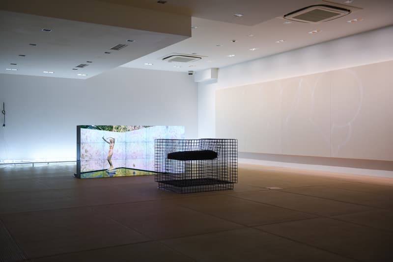 ヴァージル・アブロー初の個展 “PAY PER VIEW” に潜入 メディアや広告に踊らされ、消費によって形作られる現代社会へ向けた異才からのメッセージを体感せよ 良くも悪くもメディアや広告に踊らされ、消費によって形作られる現代社会へ向けた異才からのメッセージ 3月16日(金)より、『Kaikai Kiki Gallery』ではVirgil Abloh(ヴァージル・アブロー)の個展“PAY PER VIEW”が開催されている。「俺たちは全員、消費という行為によって形作られている」、そんなキャッチコピーを掲げる本展では、メディアが人類による世界の見方にいかに重大な影響を与えているのかを示すものだ。 ひとつめの部屋の中央には、モーターレース「NASCAR(ナスカー)」の公式スポンサーである石油会社「SUNOCO(スノコ)」の脚の折れたガソリンスタンド看板が鎮座。また、そのアートピースを背にした正面には、「“ADVERTISE HERE”」の文字が書かれたキャンバスが設置されているが、その下に添えられている電話番号「+1-855-633-9483」はVirgil本人のTwitterにも記載があり、実際にここに電話をかけると〈Off-White™️(オフホワイト)〉のデザイナーが2016年春のコレクション“Blue Collar”の説明をしてくれるのだ。また、ローラーなどは一切使用せず、黒い油絵具と画筆で塗り潰された3,000cm x 1,000cmのキャンバスは、戦前に抽象絵画を手掛けた最初の人物、Kasimir Malevich(カジミール・マレーヴィチ)の作品「黒の正方形」にインスパイアされている。美術史に大きな足跡を残し、存在論や認識論など様々な角度から分析されたこの名画は、視覚的刺激や意味をなすものを排除した完全なる抽象画であるが、Virgilが一人で描き上げたキャンバスの下には、「JCDecaux(ジーセードコー)」、「OUTFRONT(アウトフロント)」、「LAMAR(ラマー)」といった広告企業のロゴが配置。VirgilはMalevichの対話のルールを使って線と線をつなぎ、鑑賞者は広告が持つ力を突き詰めて蒸留したところに残る核心である、という内在的な意図を解き明かしているのだ。 一方、奥の部屋は床一面が畳に。中央に置かれたサイネージに流れてるのは、バルセロナで撮影した〈Off-White™️〉のコレクションムービーだが、「Coca-Cola(コカ・コーラ)」、「DASANI(ダサニ)」、「Perrier(ペリエ)」など、世界的知名度を持つ飲料のロゴを表示するアナログな作品と、スプレーペイントを施した4枚綴りのキャンバスが同居することにより、言葉にしがたい不思議な感覚に陥る空間のミスマッチが生じている。 “PAY PER VIEW”の展示の様子は上のフォトギャラリーよりご確認いただけるが、作品を俯瞰で捉え、感覚を研ぎ澄ますことで伝わってくるVirgilのメッセージはこの空間でしか感じることができない。以下の会期とご自身のスケジュールを照らし合わせ、是非『Kaikai Kiki Gallery』まで足を運んでみてはいかがだろうか。 Virgil Abloh “PAY PER VIEW” @ Kaikai Kiki Gallery 住所:東京都港区元麻布2-3-30 元麻布クレストビルB1 会期:2018年3月16日(金)〜4月1日(日) 時間:11:00 – 19:00 休館日:日、月、祝(最終日の4月1日のみ日曜営業)