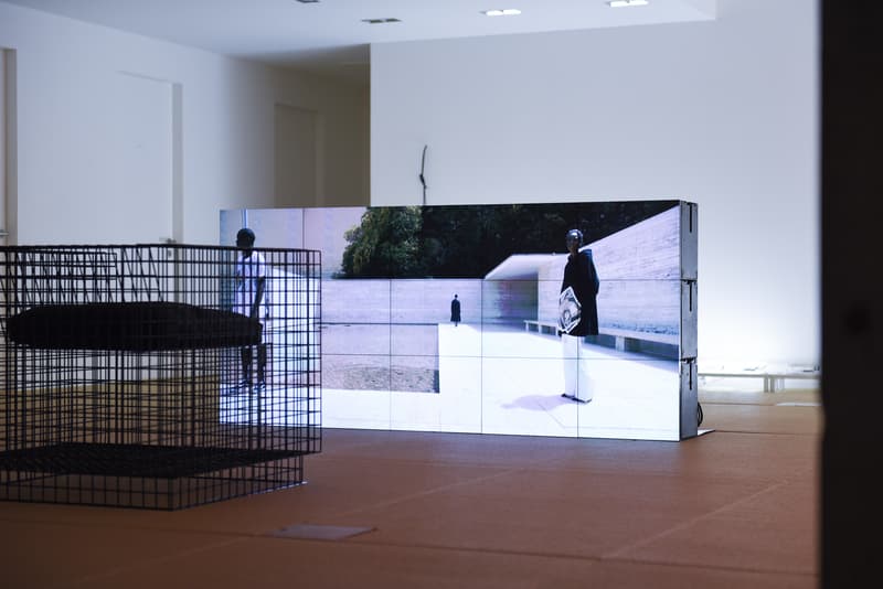 ヴァージル・アブロー初の個展 “PAY PER VIEW” に潜入 メディアや広告に踊らされ、消費によって形作られる現代社会へ向けた異才からのメッセージを体感せよ 良くも悪くもメディアや広告に踊らされ、消費によって形作られる現代社会へ向けた異才からのメッセージ 3月16日(金)より、『Kaikai Kiki Gallery』ではVirgil Abloh(ヴァージル・アブロー)の個展“PAY PER VIEW”が開催されている。「俺たちは全員、消費という行為によって形作られている」、そんなキャッチコピーを掲げる本展では、メディアが人類による世界の見方にいかに重大な影響を与えているのかを示すものだ。 ひとつめの部屋の中央には、モーターレース「NASCAR(ナスカー)」の公式スポンサーである石油会社「SUNOCO(スノコ)」の脚の折れたガソリンスタンド看板が鎮座。また、そのアートピースを背にした正面には、「“ADVERTISE HERE”」の文字が書かれたキャンバスが設置されているが、その下に添えられている電話番号「+1-855-633-9483」はVirgil本人のTwitterにも記載があり、実際にここに電話をかけると〈Off-White™️(オフホワイト)〉のデザイナーが2016年春のコレクション“Blue Collar”の説明をしてくれるのだ。また、ローラーなどは一切使用せず、黒い油絵具と画筆で塗り潰された3,000cm x 1,000cmのキャンバスは、戦前に抽象絵画を手掛けた最初の人物、Kasimir Malevich(カジミール・マレーヴィチ)の作品「黒の正方形」にインスパイアされている。美術史に大きな足跡を残し、存在論や認識論など様々な角度から分析されたこの名画は、視覚的刺激や意味をなすものを排除した完全なる抽象画であるが、Virgilが一人で描き上げたキャンバスの下には、「JCDecaux(ジーセードコー)」、「OUTFRONT(アウトフロント)」、「LAMAR(ラマー)」といった広告企業のロゴが配置。VirgilはMalevichの対話のルールを使って線と線をつなぎ、鑑賞者は広告が持つ力を突き詰めて蒸留したところに残る核心である、という内在的な意図を解き明かしているのだ。 一方、奥の部屋は床一面が畳に。中央に置かれたサイネージに流れてるのは、バルセロナで撮影した〈Off-White™️〉のコレクションムービーだが、「Coca-Cola(コカ・コーラ)」、「DASANI(ダサニ)」、「Perrier(ペリエ)」など、世界的知名度を持つ飲料のロゴを表示するアナログな作品と、スプレーペイントを施した4枚綴りのキャンバスが同居することにより、言葉にしがたい不思議な感覚に陥る空間のミスマッチが生じている。 “PAY PER VIEW”の展示の様子は上のフォトギャラリーよりご確認いただけるが、作品を俯瞰で捉え、感覚を研ぎ澄ますことで伝わってくるVirgilのメッセージはこの空間でしか感じることができない。以下の会期とご自身のスケジュールを照らし合わせ、是非『Kaikai Kiki Gallery』まで足を運んでみてはいかがだろうか。 Virgil Abloh “PAY PER VIEW” @ Kaikai Kiki Gallery 住所:東京都港区元麻布2-3-30 元麻布クレストビルB1 会期:2018年3月16日(金)〜4月1日(日) 時間:11:00 – 19:00 休館日:日、月、祝(最終日の4月1日のみ日曜営業)