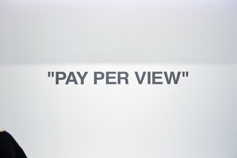 ヴァージル・アブロー初の個展 “PAY PER VIEW” に潜入 メディアや広告に踊らされ、消費によって形作られる現代社会へ向けた異才からのメッセージを体感せよ 良くも悪くもメディアや広告に踊らされ、消費によって形作られる現代社会へ向けた異才からのメッセージ 3月16日(金)より、『Kaikai Kiki Gallery』ではVirgil Abloh(ヴァージル・アブロー)の個展“PAY PER VIEW”が開催されている。「俺たちは全員、消費という行為によって形作られている」、そんなキャッチコピーを掲げる本展では、メディアが人類による世界の見方にいかに重大な影響を与えているのかを示すものだ。 ひとつめの部屋の中央には、モーターレース「NASCAR(ナスカー)」の公式スポンサーである石油会社「SUNOCO(スノコ)」の脚の折れたガソリンスタンド看板が鎮座。また、そのアートピースを背にした正面には、「“ADVERTISE HERE”」の文字が書かれたキャンバスが設置されているが、その下に添えられている電話番号「+1-855-633-9483」はVirgil本人のTwitterにも記載があり、実際にここに電話をかけると〈Off-White™️(オフホワイト)〉のデザイナーが2016年春のコレクション“Blue Collar”の説明をしてくれるのだ。また、ローラーなどは一切使用せず、黒い油絵具と画筆で塗り潰された3,000cm x 1,000cmのキャンバスは、戦前に抽象絵画を手掛けた最初の人物、Kasimir Malevich(カジミール・マレーヴィチ)の作品「黒の正方形」にインスパイアされている。美術史に大きな足跡を残し、存在論や認識論など様々な角度から分析されたこの名画は、視覚的刺激や意味をなすものを排除した完全なる抽象画であるが、Virgilが一人で描き上げたキャンバスの下には、「JCDecaux(ジーセードコー)」、「OUTFRONT(アウトフロント)」、「LAMAR(ラマー)」といった広告企業のロゴが配置。VirgilはMalevichの対話のルールを使って線と線をつなぎ、鑑賞者は広告が持つ力を突き詰めて蒸留したところに残る核心である、という内在的な意図を解き明かしているのだ。 一方、奥の部屋は床一面が畳に。中央に置かれたサイネージに流れてるのは、バルセロナで撮影した〈Off-White™️〉のコレクションムービーだが、「Coca-Cola(コカ・コーラ)」、「DASANI(ダサニ)」、「Perrier(ペリエ)」など、世界的知名度を持つ飲料のロゴを表示するアナログな作品と、スプレーペイントを施した4枚綴りのキャンバスが同居することにより、言葉にしがたい不思議な感覚に陥る空間のミスマッチが生じている。 “PAY PER VIEW”の展示の様子は上のフォトギャラリーよりご確認いただけるが、作品を俯瞰で捉え、感覚を研ぎ澄ますことで伝わってくるVirgilのメッセージはこの空間でしか感じることができない。以下の会期とご自身のスケジュールを照らし合わせ、是非『Kaikai Kiki Gallery』まで足を運んでみてはいかがだろうか。 Virgil Abloh “PAY PER VIEW” @ Kaikai Kiki Gallery 住所:東京都港区元麻布2-3-30 元麻布クレストビルB1 会期:2018年3月16日(金)〜4月1日(日) 時間:11:00 – 19:00 休館日:日、月、祝(最終日の4月1日のみ日曜営業)