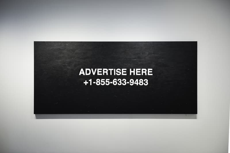 ヴァージル・アブロー初の個展 “PAY PER VIEW” に潜入 メディアや広告に踊らされ、消費によって形作られる現代社会へ向けた異才からのメッセージを体感せよ 良くも悪くもメディアや広告に踊らされ、消費によって形作られる現代社会へ向けた異才からのメッセージ 3月16日(金)より、『Kaikai Kiki Gallery』ではVirgil Abloh(ヴァージル・アブロー)の個展“PAY PER VIEW”が開催されている。「俺たちは全員、消費という行為によって形作られている」、そんなキャッチコピーを掲げる本展では、メディアが人類による世界の見方にいかに重大な影響を与えているのかを示すものだ。 ひとつめの部屋の中央には、モーターレース「NASCAR(ナスカー)」の公式スポンサーである石油会社「SUNOCO(スノコ)」の脚の折れたガソリンスタンド看板が鎮座。また、そのアートピースを背にした正面には、「“ADVERTISE HERE”」の文字が書かれたキャンバスが設置されているが、その下に添えられている電話番号「+1-855-633-9483」はVirgil本人のTwitterにも記載があり、実際にここに電話をかけると〈Off-White™️(オフホワイト)〉のデザイナーが2016年春のコレクション“Blue Collar”の説明をしてくれるのだ。また、ローラーなどは一切使用せず、黒い油絵具と画筆で塗り潰された3,000cm x 1,000cmのキャンバスは、戦前に抽象絵画を手掛けた最初の人物、Kasimir Malevich(カジミール・マレーヴィチ)の作品「黒の正方形」にインスパイアされている。美術史に大きな足跡を残し、存在論や認識論など様々な角度から分析されたこの名画は、視覚的刺激や意味をなすものを排除した完全なる抽象画であるが、Virgilが一人で描き上げたキャンバスの下には、「JCDecaux(ジーセードコー)」、「OUTFRONT(アウトフロント)」、「LAMAR(ラマー)」といった広告企業のロゴが配置。VirgilはMalevichの対話のルールを使って線と線をつなぎ、鑑賞者は広告が持つ力を突き詰めて蒸留したところに残る核心である、という内在的な意図を解き明かしているのだ。 一方、奥の部屋は床一面が畳に。中央に置かれたサイネージに流れてるのは、バルセロナで撮影した〈Off-White™️〉のコレクションムービーだが、「Coca-Cola(コカ・コーラ)」、「DASANI(ダサニ)」、「Perrier(ペリエ)」など、世界的知名度を持つ飲料のロゴを表示するアナログな作品と、スプレーペイントを施した4枚綴りのキャンバスが同居することにより、言葉にしがたい不思議な感覚に陥る空間のミスマッチが生じている。 “PAY PER VIEW”の展示の様子は上のフォトギャラリーよりご確認いただけるが、作品を俯瞰で捉え、感覚を研ぎ澄ますことで伝わってくるVirgilのメッセージはこの空間でしか感じることができない。以下の会期とご自身のスケジュールを照らし合わせ、是非『Kaikai Kiki Gallery』まで足を運んでみてはいかがだろうか。 Virgil Abloh “PAY PER VIEW” @ Kaikai Kiki Gallery 住所:東京都港区元麻布2-3-30 元麻布クレストビルB1 会期:2018年3月16日(金)〜4月1日(日) 時間:11:00 – 19:00 休館日:日、月、祝(最終日の4月1日のみ日曜営業)