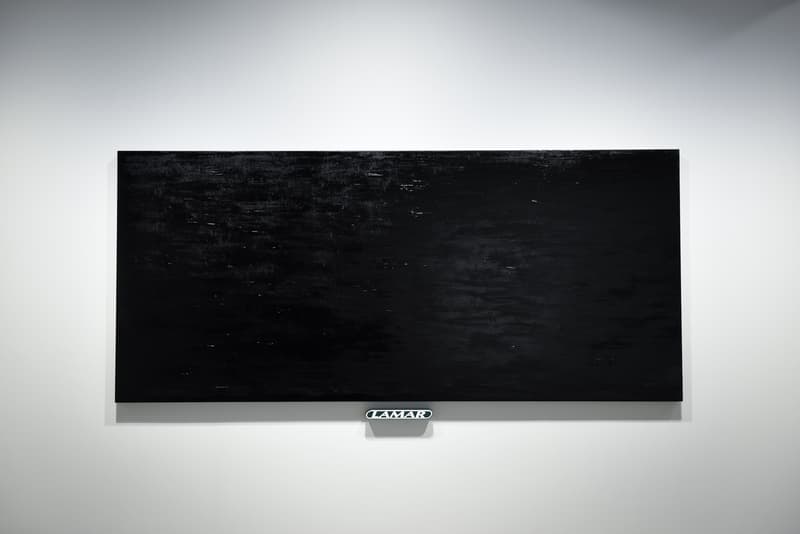 ヴァージル・アブロー初の個展 “PAY PER VIEW” に潜入 メディアや広告に踊らされ、消費によって形作られる現代社会へ向けた異才からのメッセージを体感せよ 良くも悪くもメディアや広告に踊らされ、消費によって形作られる現代社会へ向けた異才からのメッセージ 3月16日(金)より、『Kaikai Kiki Gallery』ではVirgil Abloh(ヴァージル・アブロー)の個展“PAY PER VIEW”が開催されている。「俺たちは全員、消費という行為によって形作られている」、そんなキャッチコピーを掲げる本展では、メディアが人類による世界の見方にいかに重大な影響を与えているのかを示すものだ。 ひとつめの部屋の中央には、モーターレース「NASCAR(ナスカー)」の公式スポンサーである石油会社「SUNOCO(スノコ)」の脚の折れたガソリンスタンド看板が鎮座。また、そのアートピースを背にした正面には、「“ADVERTISE HERE”」の文字が書かれたキャンバスが設置されているが、その下に添えられている電話番号「+1-855-633-9483」はVirgil本人のTwitterにも記載があり、実際にここに電話をかけると〈Off-White™️(オフホワイト)〉のデザイナーが2016年春のコレクション“Blue Collar”の説明をしてくれるのだ。また、ローラーなどは一切使用せず、黒い油絵具と画筆で塗り潰された3,000cm x 1,000cmのキャンバスは、戦前に抽象絵画を手掛けた最初の人物、Kasimir Malevich(カジミール・マレーヴィチ)の作品「黒の正方形」にインスパイアされている。美術史に大きな足跡を残し、存在論や認識論など様々な角度から分析されたこの名画は、視覚的刺激や意味をなすものを排除した完全なる抽象画であるが、Virgilが一人で描き上げたキャンバスの下には、「JCDecaux(ジーセードコー)」、「OUTFRONT(アウトフロント)」、「LAMAR(ラマー)」といった広告企業のロゴが配置。VirgilはMalevichの対話のルールを使って線と線をつなぎ、鑑賞者は広告が持つ力を突き詰めて蒸留したところに残る核心である、という内在的な意図を解き明かしているのだ。 一方、奥の部屋は床一面が畳に。中央に置かれたサイネージに流れてるのは、バルセロナで撮影した〈Off-White™️〉のコレクションムービーだが、「Coca-Cola(コカ・コーラ)」、「DASANI(ダサニ)」、「Perrier(ペリエ)」など、世界的知名度を持つ飲料のロゴを表示するアナログな作品と、スプレーペイントを施した4枚綴りのキャンバスが同居することにより、言葉にしがたい不思議な感覚に陥る空間のミスマッチが生じている。 “PAY PER VIEW”の展示の様子は上のフォトギャラリーよりご確認いただけるが、作品を俯瞰で捉え、感覚を研ぎ澄ますことで伝わってくるVirgilのメッセージはこの空間でしか感じることができない。以下の会期とご自身のスケジュールを照らし合わせ、是非『Kaikai Kiki Gallery』まで足を運んでみてはいかがだろうか。 Virgil Abloh “PAY PER VIEW” @ Kaikai Kiki Gallery 住所:東京都港区元麻布2-3-30 元麻布クレストビルB1 会期:2018年3月16日(金)〜4月1日(日) 時間:11:00 – 19:00 休館日:日、月、祝(最終日の4月1日のみ日曜営業)
