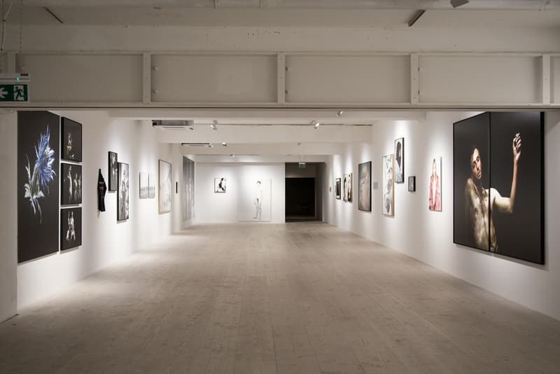 数多くのブランド広告を手がけるウィリー・ヴァンダーピエールの写真展に潜入 ラフ・シモンズの幼馴染の名カメラマンが撮りおろした30年間分の作品たちを一挙披露