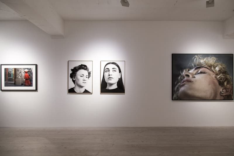 数多くのブランド広告を手がけるウィリー・ヴァンダーピエールの写真展に潜入 ラフ・シモンズの幼馴染の名カメラマンが撮りおろした30年間分の作品たちを一挙披露