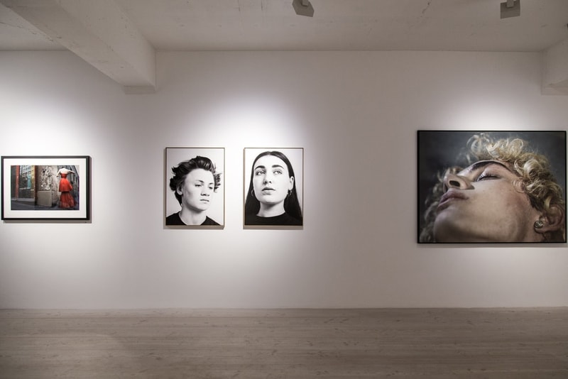 数多くのブランド広告を手がけるウィリー・ヴァンダーピエールの写真展に潜入 ラフ・シモンズの幼馴染の名カメラマンが撮りおろした30年間分の作品たちを一挙披露
