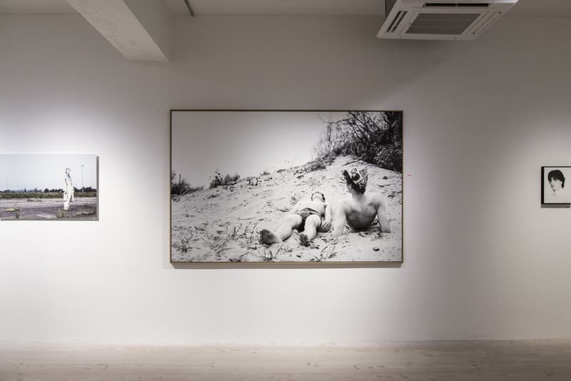 数多くのブランド広告を手がけるウィリー・ヴァンダーピエールの写真展に潜入 ラフ・シモンズの幼馴染の名カメラマンが撮りおろした30年間分の作品たちを一挙披露