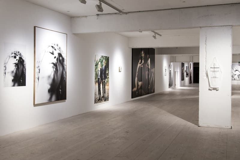 数多くのブランド広告を手がけるウィリー・ヴァンダーピエールの写真展に潜入 ラフ・シモンズの幼馴染の名カメラマンが撮りおろした30年間分の作品たちを一挙披露