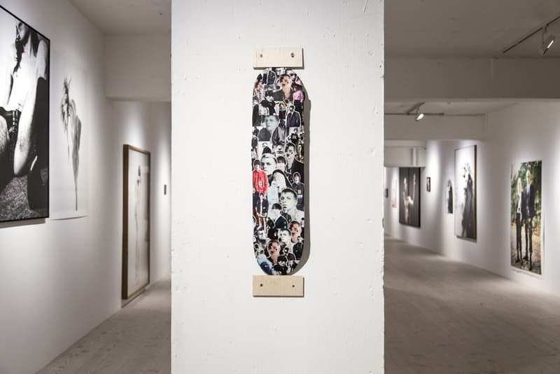 数多くのブランド広告を手がけるウィリー・ヴァンダーピエールの写真展に潜入 ラフ・シモンズの幼馴染の名カメラマンが撮りおろした30年間分の作品たちを一挙披露