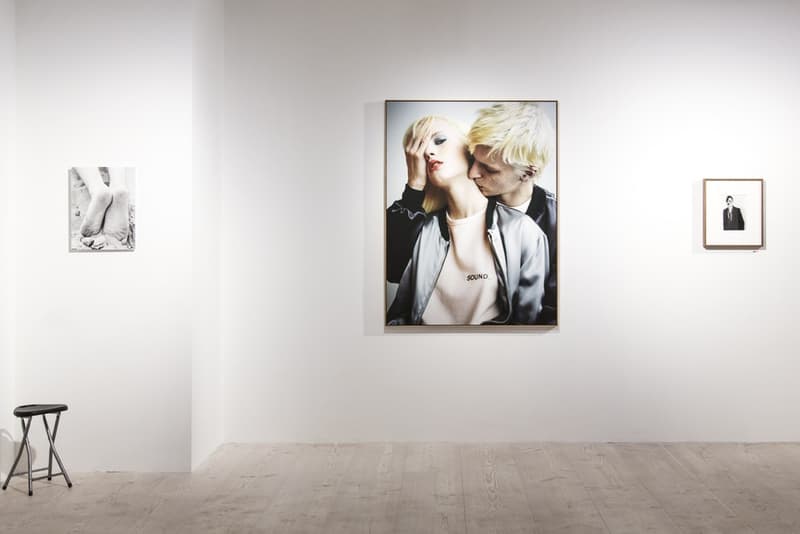 数多くのブランド広告を手がけるウィリー・ヴァンダーピエールの写真展に潜入 ラフ・シモンズの幼馴染の名カメラマンが撮りおろした30年間分の作品たちを一挙披露