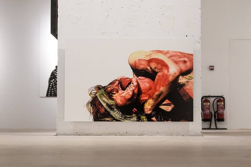 数多くのブランド広告を手がけるウィリー・ヴァンダーピエールの写真展に潜入 ラフ・シモンズの幼馴染の名カメラマンが撮りおろした30年間分の作品たちを一挙披露