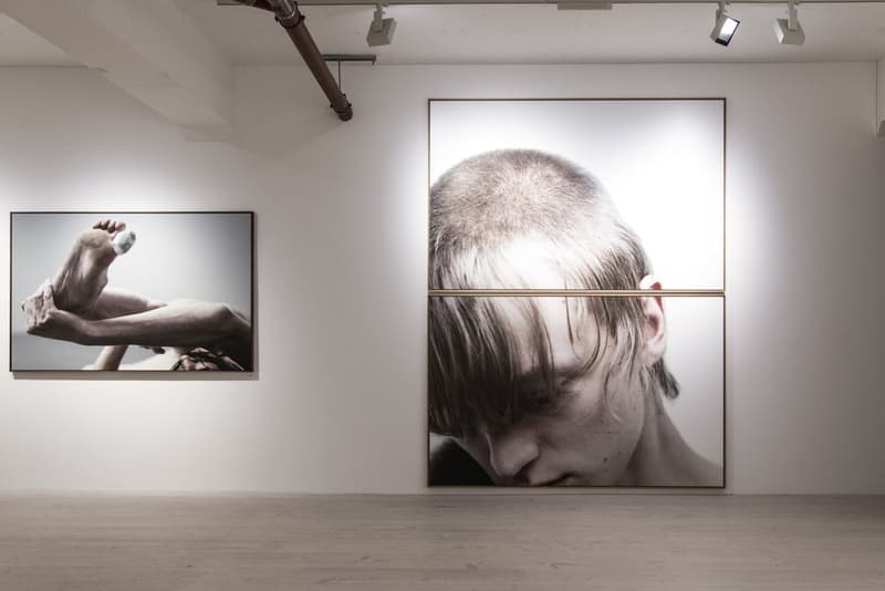 数多くのブランド広告を手がけるウィリー・ヴァンダーピエールの写真展に潜入 ラフ・シモンズの幼馴染の名カメラマンが撮りおろした30年間分の作品たちを一挙披露