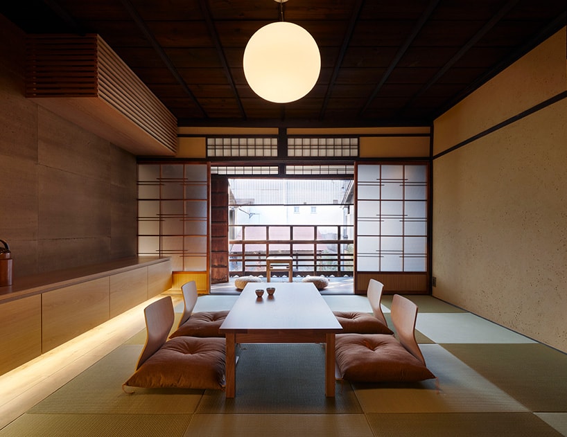 日本の古き良き建築をモダンに解釈し“日常的な非日常体験”を提供する京都のゲストハウス 巧みな木材使いに定評のある日本人デュオ「B.L.U.E.建築設計事務所」が設計した縁側付きの宿泊スペースを覗いてみよう