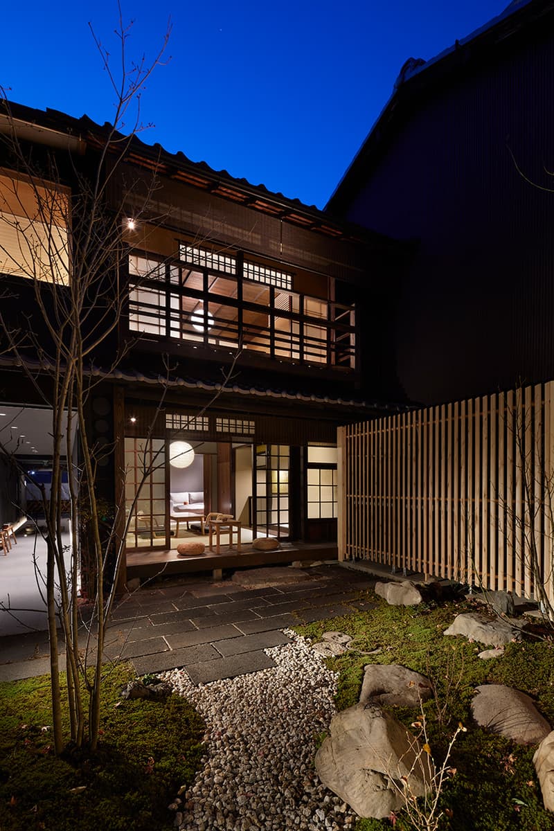 日本の古き良き建築をモダンに解釈し“日常的な非日常体験”を提供する京都のゲストハウス 巧みな木材使いに定評のある日本人デュオ「B.L.U.E.建築設計事務所」が設計した縁側付きの宿泊スペースを覗いてみよう