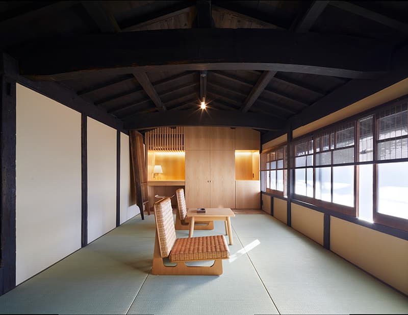 日本の古き良き建築をモダンに解釈し“日常的な非日常体験”を提供する京都のゲストハウス 巧みな木材使いに定評のある日本人デュオ「B.L.U.E.建築設計事務所」が設計した縁側付きの宿泊スペースを覗いてみよう