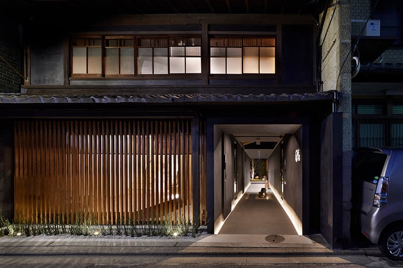 日本の古き良き建築をモダンに解釈し“日常的な非日常体験”を提供する京都のゲストハウス 巧みな木材使いに定評のある日本人デュオ「B.L.U.E.建築設計事務所」が設計した縁側付きの宿泊スペースを覗いてみよう
