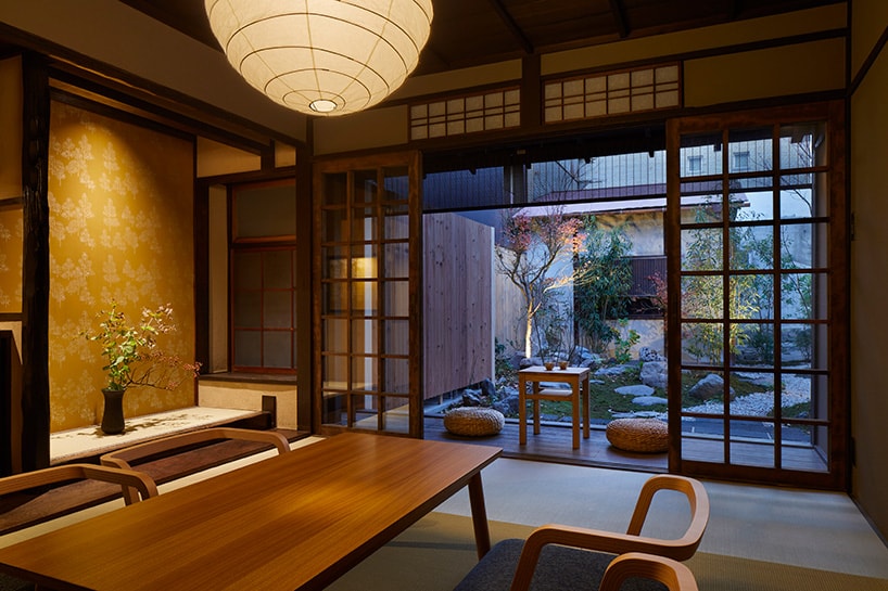 日本の古き良き建築をモダンに解釈し“日常的な非日常体験”を提供する京都のゲストハウス 巧みな木材使いに定評のある日本人デュオ「B.L.U.E.建築設計事務所」が設計した縁側付きの宿泊スペースを覗いてみよう