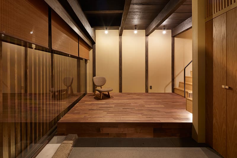 日本の古き良き建築をモダンに解釈し“日常的な非日常体験”を提供する京都のゲストハウス 巧みな木材使いに定評のある日本人デュオ「B.L.U.E.建築設計事務所」が設計した縁側付きの宿泊スペースを覗いてみよう
