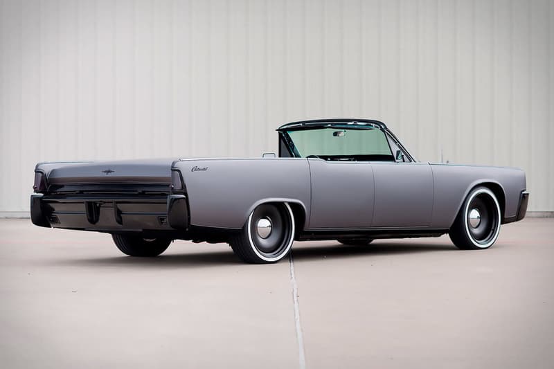 男のロマンそのものと言える Lincoln の1964年製オープン式コンチネンタル セクシーなボディにマットなラッピングと現代的アップデートを施した惚れ惚れする至極の一台をご紹介