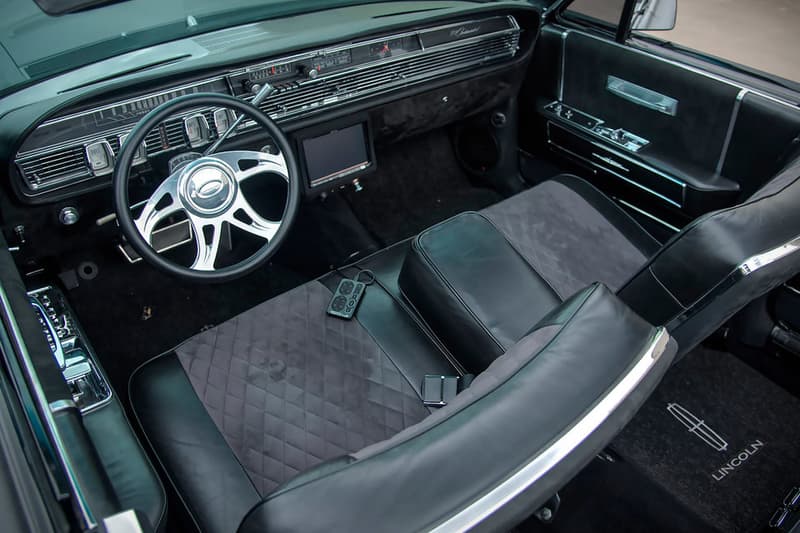 男のロマンそのものと言える Lincoln の1964年製オープン式コンチネンタル セクシーなボディにマットなラッピングと現代的アップデートを施した惚れ惚れする至極の一台をご紹介