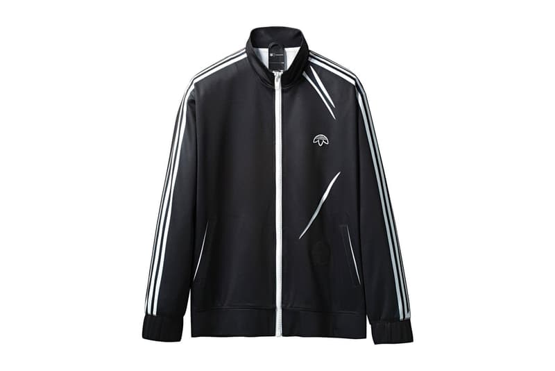 adidas Originals by Alexander Wang 最新コレクションの全貌が解禁 工場の検品作業をヒントに品質管理基準や出荷不良品などのアイディアをモチーフした独創的なスポーツウェアを展開 Alexander Wang(アレキサンダー・ワン)が〈adidas Originals(アディダス オリジナルス)〉と再びチームアップし、新たなコラボコレクションを制作した。“Season 3”の第1弾は、製品の製造時に起きてしまうミスや欠陥からアイディアを得ており、画質の荒いグラフィック、左右不対象のプリント、直せない皺など、通常では出荷不良となるようなミスを新たな品質基準として設定。半透明のポリウレタン製フード付きポンチョや、工場の検品作業の品質管理の時に使用されるスタンプを連想させるバックプリント入りのトラックジャケット、〈adidas Originals by Alexander Wang〉のアイコニックなロゴをサイドなどに配したスウェットセットアップなど、全13型を展開する。また、AW Bball Soccerと題したフットウェアは、〈adidas〉のサッカーシューズをプレミアムスエードで構成したアッパーと分厚いBoost™️ソールが特徴で、レースにはシューアクセサリーがループされている。 〈adidas Originals by Alexander Wang〉の“Season 3”第1弾は、〈adidas Originals〉と〈Alexander Wang〉の旗艦店とオンラインおよび厳選された一部リテーラーにて、4月21日(土)より発売開始。リリースに備えて、上のフォトギャラリーからアイテム一覧をチェックしてみてはいかがだろうか。 AWファンの方は、若き天才デザイナーが暮らす豪邸の室内を撮影した潜入ムービーもお見逃しなく。